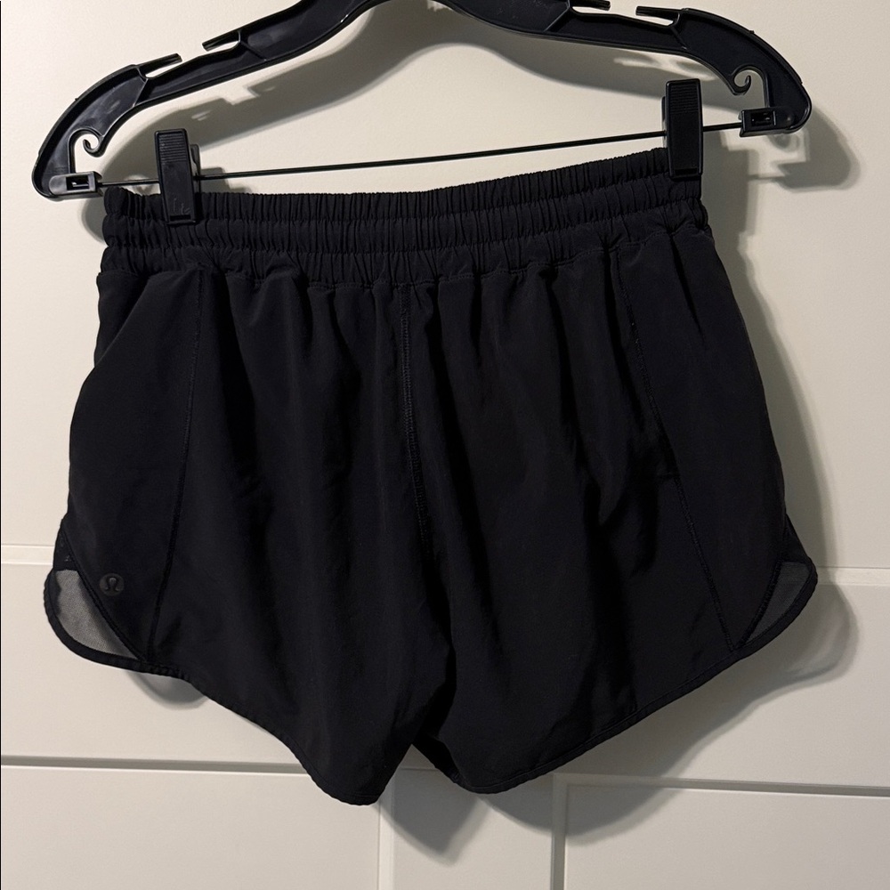 Lululemon black hotty hot shorts 2.5 size 6